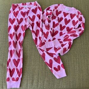 Hanna Andersson hearts pajamas size 6-7 (120 CM)